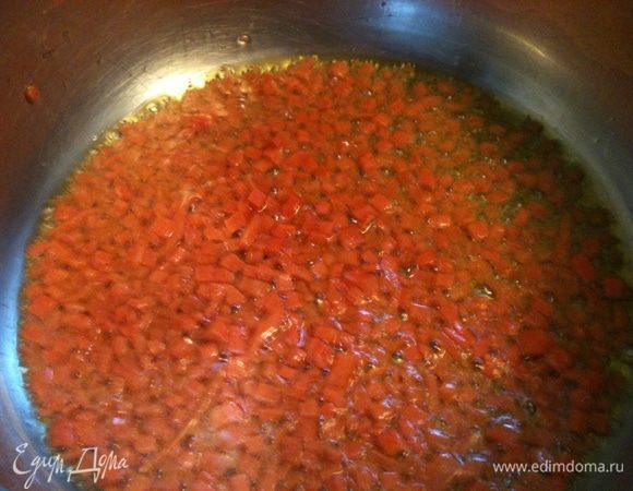 В кастрюльке в которой будем готовить супчик - пассеруем на оливковом масле мелко нарезанную морковь.