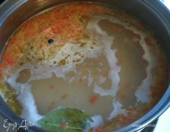 Добавляем кипяченую горячую воду и  рис, солим кладем лаврушку и перец горошком.