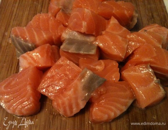 Семгу нарезаем не очень мелкими кусочками.