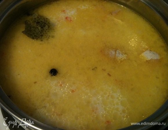 После закипания добавляем сливки.