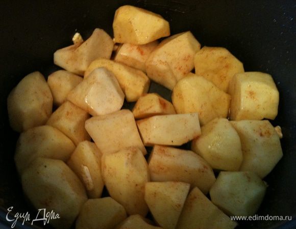 Картошечку уложить в кастрюльку мультиварки, посолить поперчить, полить оливковым маслом, перемешать.