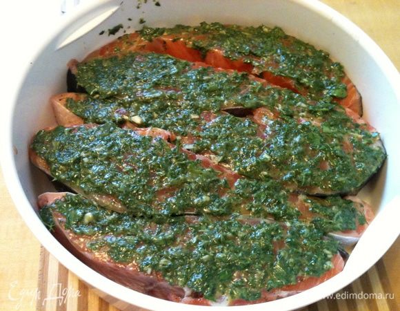 Семгу присолить совсем немного, поперчить, уложить в лоток пароварки от мультиварки, помазать зеленым соусом и поставить поверх картофеля. Режим ВЫПЕЧКА 20 минут.