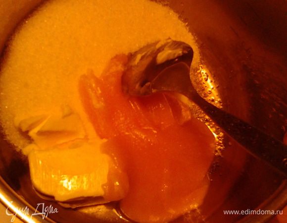 В огнеупорную миску положить сливочное масло,сахар и мёд.
Миску поставить на водяную баню и нагревать,помешивая,около 4-5 минут,пока смесь не станет однородной,а сахар частично растворится. Добавить соду,хорошо перемешать и нагревать,помешивая,1 минуту.