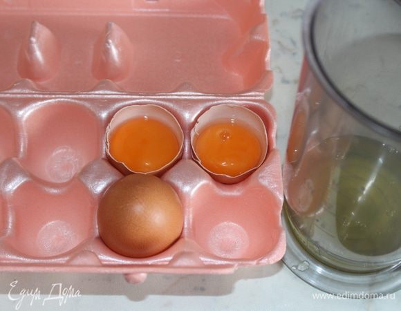 Яйца разделить на белки и желтки.