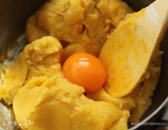 Кастрюлю снять с огня и по одному ввести желтки.