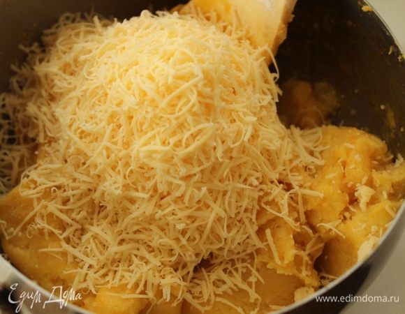 Добавить натертый сыр.