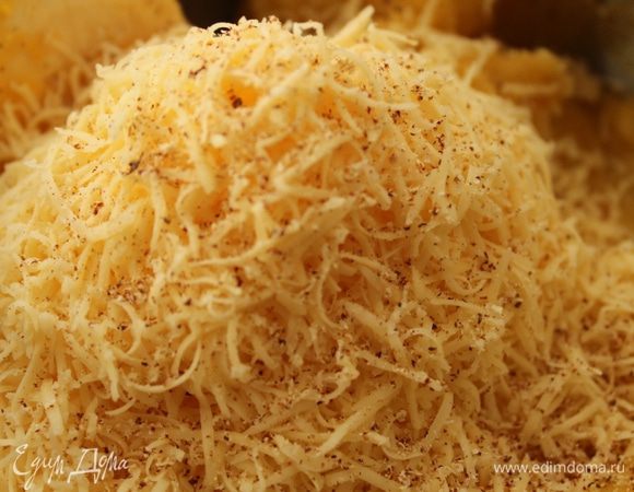 Добавить соль, перец и мускатный орех. Хорошо вымесить тесто.