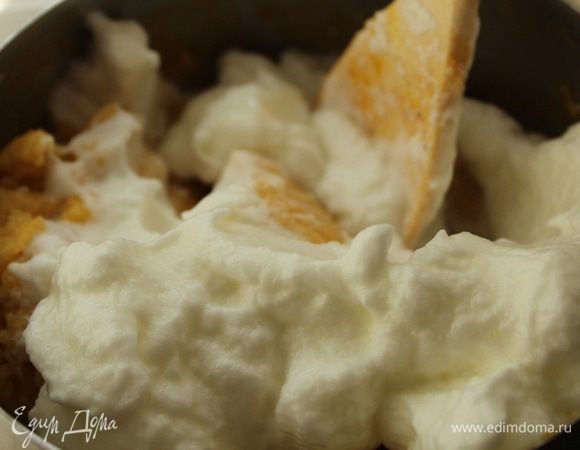 Взбить белки и аккуратно ввести в тесто. Перемешать.