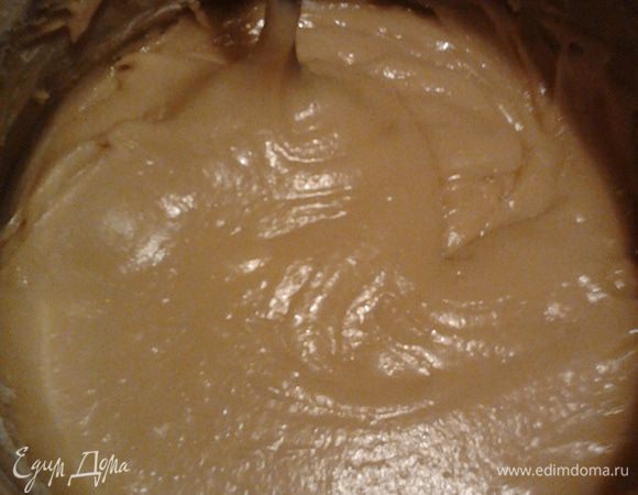 Снять миску с водяной бани,добавить яйца и быстро перемешать венчиком до однородности.Всыпать муку и перемешать.