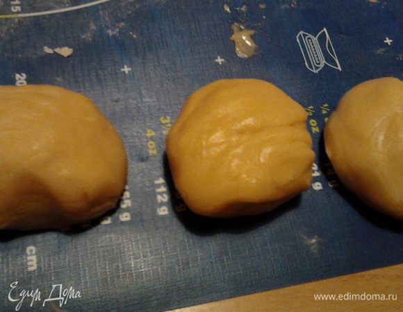 Убрать миску с тестом в холодильник на 20-30 минут.Стол покрыть мукой,выложить тесто.Быстро сформировать из теста жгут и разделить на 8-9 равных частей.