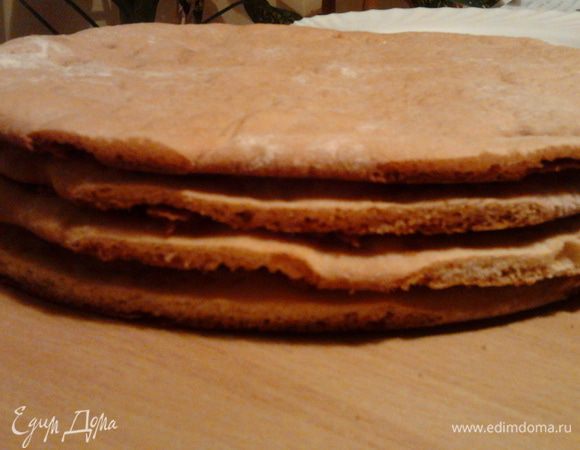 Раскатать и выпекать по отдельности  3-5 минут,до румяности,в заранее разогретой духовке до 200 градусах. Готовый  корж вынуть из духовки и пока он горячий быстро снять с противня.