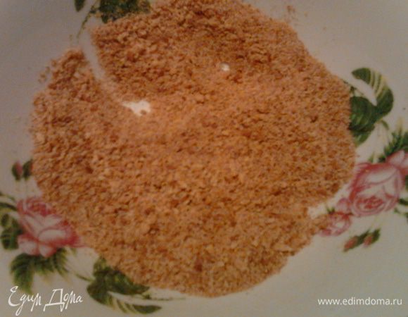 .Обрезки от всех коржей сложить и сохранить-они понадобятся для украшения торта.