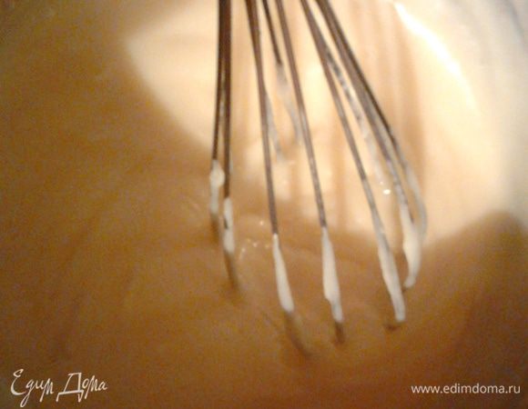 Яйцо,сахар,муку и ванилин перемешать,влить молоко.Поставить на умеренный огонь,помешивая довести до кипения и снять с огня.