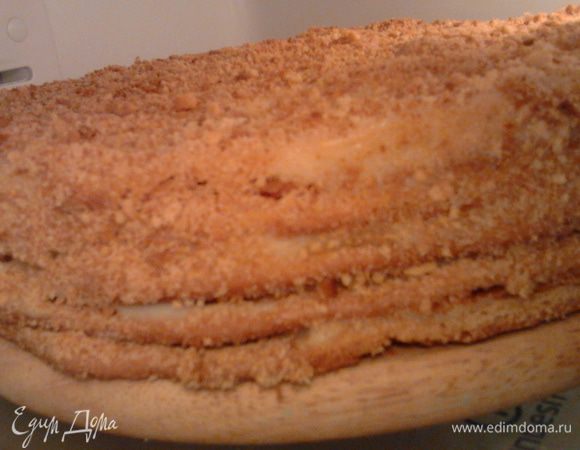 Дать остыть,затем смазать каждый корж,и посыпать сверху обрезками которые предварительно нужно покрошить,смазать остатками крема края торта и также посыпать .