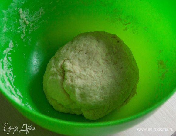 Смешать пшеничную и кукурузную муку с солью и содой.
Яйцо смешать с сахаром.
В получившуюся сыпучую смесь добавить яйцо с сахаром, а затем простоквашу. Замешать тесто. Убрать в сторону на пол часа.