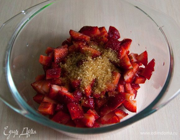 Клубнику порезать кубиками и смешать с коричневым сахаром