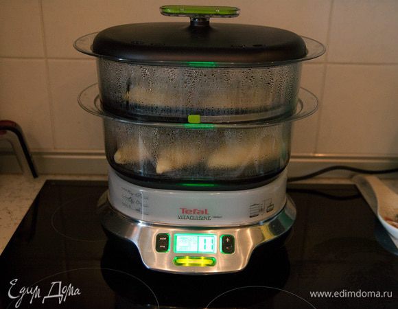 Готовить в пароварке 15-20 минут.

Когда вареники готовы на них можно выложить кусочки сливочного масла.

P.S. извините, что не сделала красивое фото, ну уж очень было вкусно и поэтому быстро съели :)