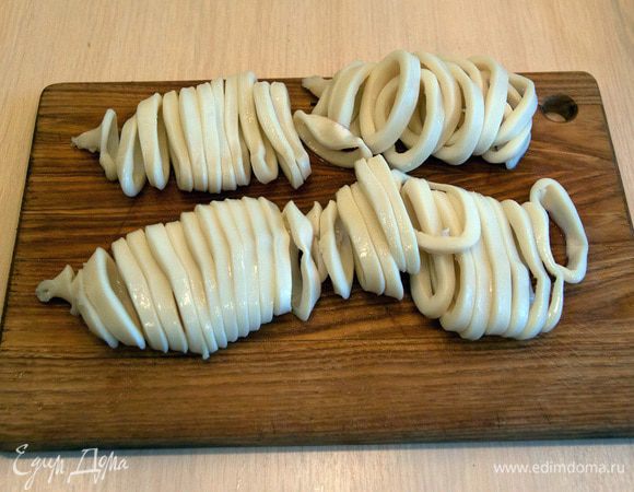 Кальмары отварить в подсоленной воде (3 мин.) и нарезать кольцами.