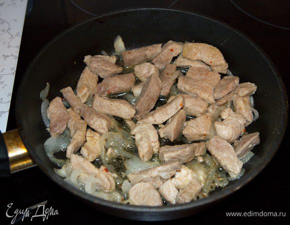 Лук нарезать полукольцами. Свинину нарезать брусочками. Все обжарить. Посолить, добавить специи (если нет кардамона и аджики, можете заменить на вашу любимую приправу к свинине).