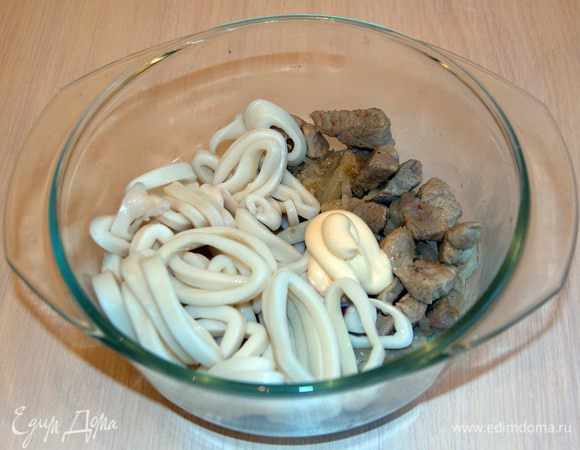 Смешать свинину с кальмарами и добавить одну столовую ложку майонеза.