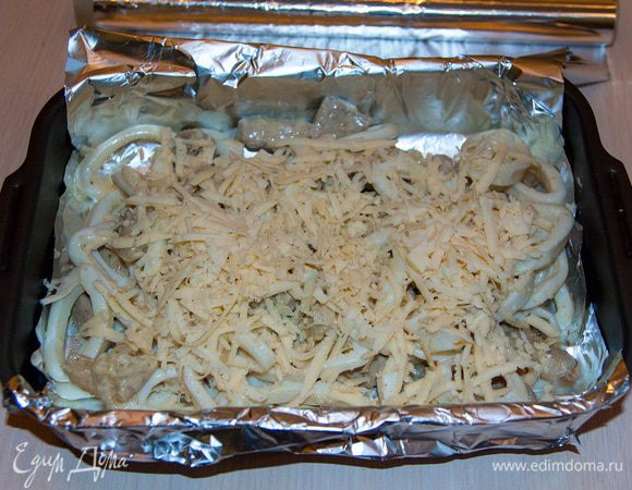 Переложить получившееся блюда на противень (если у вас есть керамический, то это просто замечательно. Если нет, то обычный противень выстелите фольгой).
Сыр натереть на терке и посыпать блюдо.
Накрыть крышкой или фольгой и выпекать в духовке при 180 гр. 15 минут.

