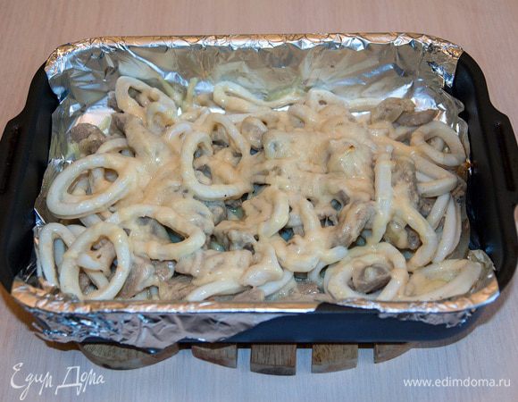 На гарнир можно подать пюре, рис или макароны.