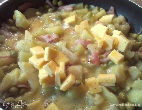 Взбиваем яйца с перцем и ломаем сыр, отправляем все к картофелю,перемешиваем 