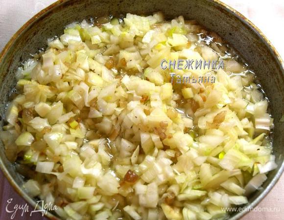 Вначале готовим зажарку. Сало нарезаем небольшим кубиком. Лук чистим, моем и также нарезаем небольшим кубиком. На сухой сковороде жарим вначале сало, чтобы вытопился жир и кубики сала стали слегка золотистым (не переборщите, сухие кусочки сала ни к чему!). В этот момент добавляем лук и жарим всё на среднем огне до того момента, как лук станет мягким и прозрачно-коричневым. Если сало у Вас свежее, не солёное, солим в этот момент. Когда зажарка готова, выключаем огонь и оставляем её.