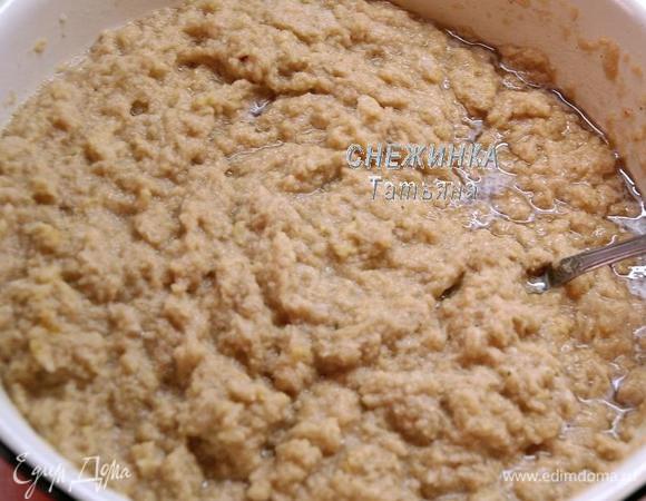 Картофель чистим, моем и натираем на мелкой тёрке. Солим, перчим, добавляем пряности, перемешиваем. Ничего не отжимаем!

