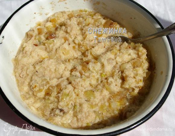 Соединяем картофельную массу с зажаркой. Хорошо перемешиваем. 