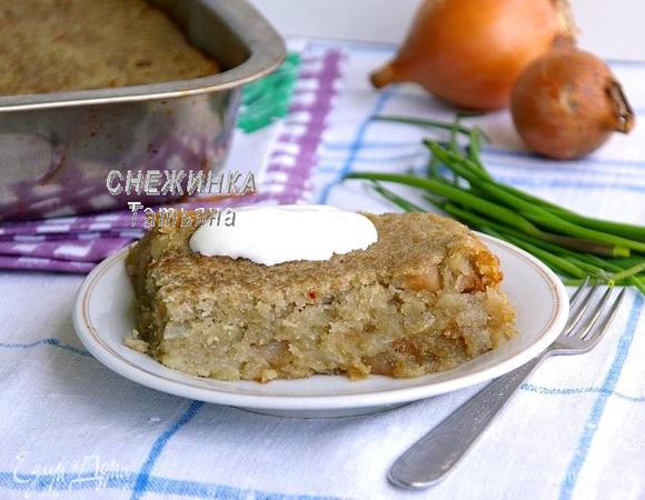 Подаём бабку горячей, нарезав на порции и обязательно со сметаной!