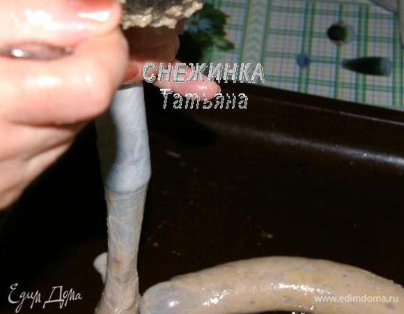 Для приготовления тёртого картофеля в кишках, используем специальную насадку для домашней колбасы. Можно приспособить пластиковую бутылку , отрезаем горлышко так, чтобы можно было использовать его как воронку. Задача: с их помощью заполнить кишки картофельной массой. Концы перевязываем ниткой.