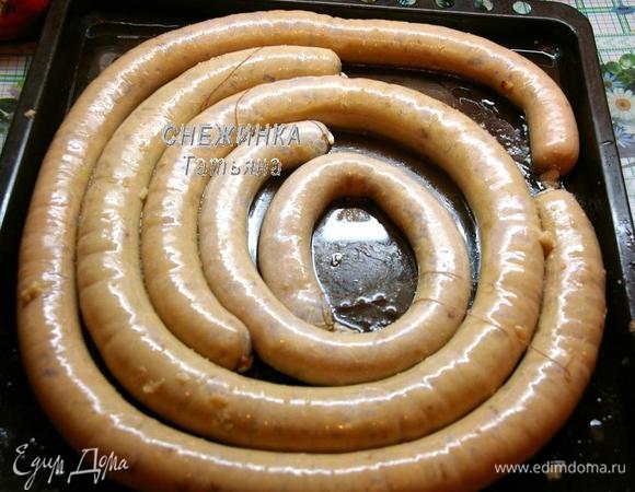 На противень наливаем немного растительного масла. Укладываем заполненные кишки.