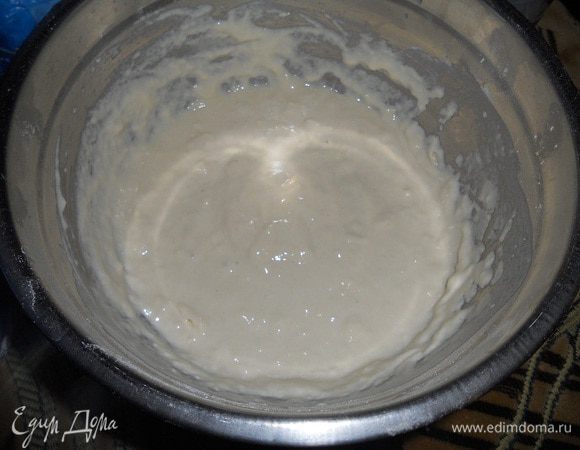 Сделать опару - сначала дрожжи развести в воде и дать постоять 5 минут, затем добавить 170 г муки и замесить опару, дать ей подойти 35 минут.