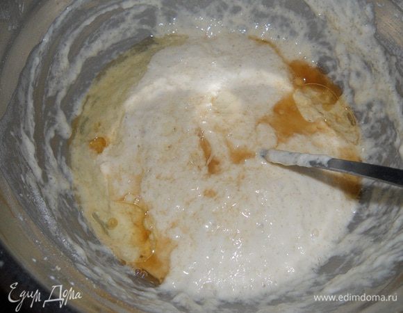 Опару перемешать ложкой, добавить сахар и соль, хорошо перемешать, влить растительное масло и коньяк, хорошо перемешать.