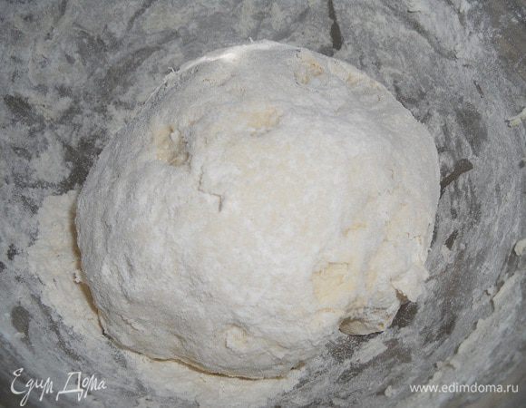Добавляем остальную муку, возможно вам понадобиться ее чуть больше - тесто нужно замесить как на пельмени - чтобы было упругое, вымесить при этом нужно до эластичности, накрыть полотенцем и поставить в теплое место без сквозняком на 2 часа.
