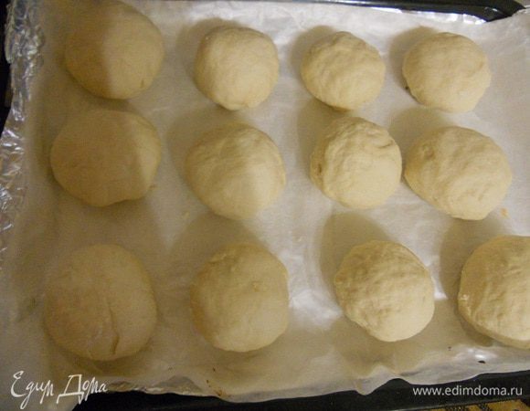 Сложить это все на противень, застеленный сначала фольгой, а поверх фольги пергаментом, накрыть полотенцем и оставить на подход на 1 час 15 минут, чтобы тесто увеличилось вдвое.