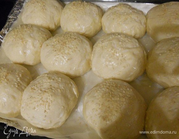 Вот так должны подойти как на фото, теперь смазываем сливками сверху и посыпаем кунжутом, даем постоять еще 20 минут, а тем временем разогреваем духовку до 165 градусов.