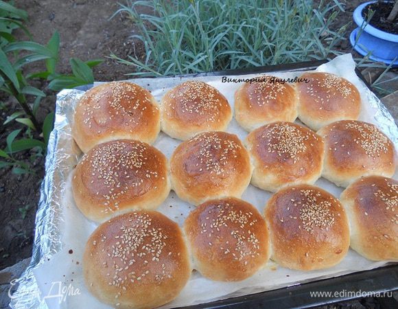 Выпекаем около 10 минут, достаем из духовки и еще раз смазываем поверхность сливками, ставим обратно в духовку и печем до готовности.