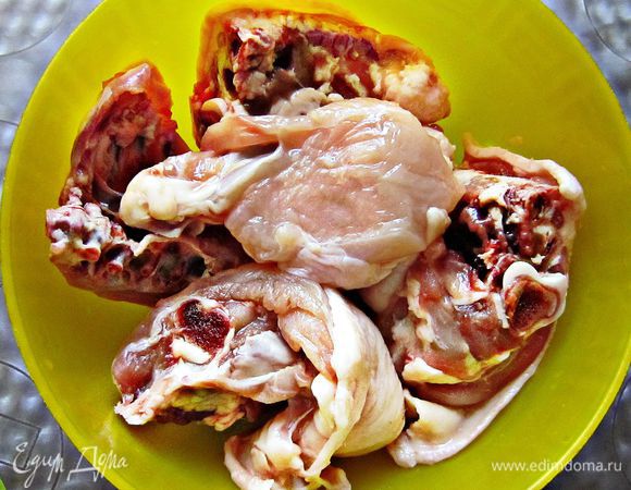 500 г кусочков курицы промыть, уложить в кастрюлю и залить 3 л холодной воды. Отварить курицу в течение 40 мин с 1 шт луковицы и 1 шт морковки (порезанной на 4 дольки). Посолить, добавить горький и душистый перец горошком и за 5 мин до окончания варки - 1шт лаврового листа.