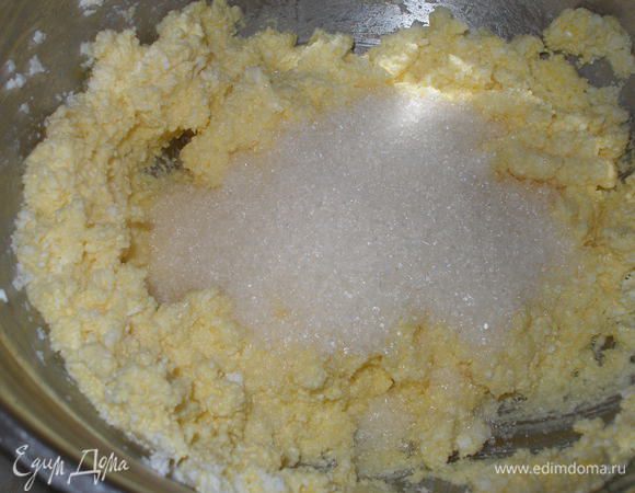 Добавить сахар и ванильный сахар и еще раз хорошо растереть.