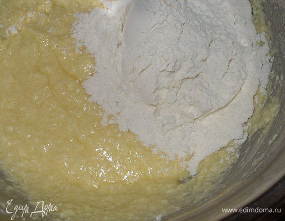  Всыпать муку и разрыхлитель.