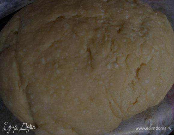 Замесить тесто, оно должно быть эластичным и не прилипать к рукам.