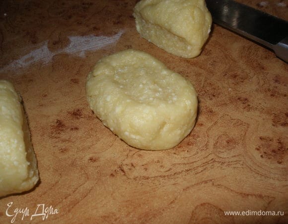 Дальше из теста сделать колбаски, порезать на небольшие кусочки и придать форму пряника.