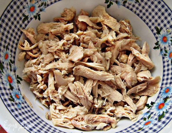 Кусочки курицы вынуть из бульона, отделить мясо от костей.
Лук и лаврушку удалить из бульона. Морковку размять.