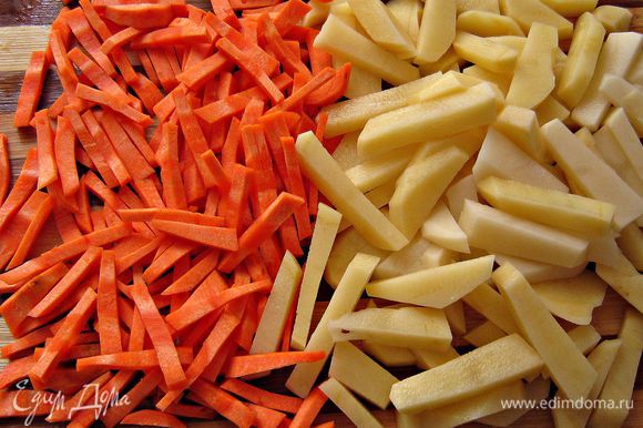 Порезать картофель, морковь. В кипящий куриный бульон положить нарезанный на кусочки картофель. Через 10 мин немного помять. Затем порезать на небольшие брусочки морковь и положить в бульон к картофелю.
