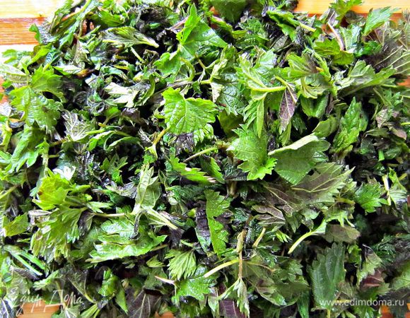 ... затем ошпарить кипятком и порубить. Заложить крапиву в суп.