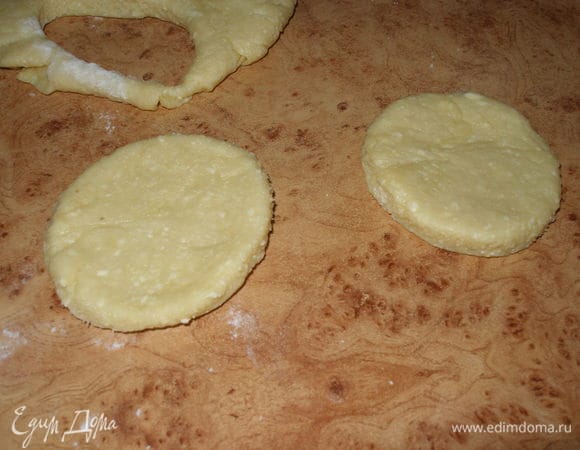 А для начинки раскатать тесто в пласт толщиной 2-3 см. Вырезать стаканом кружочки и немного раскатать скалкой.