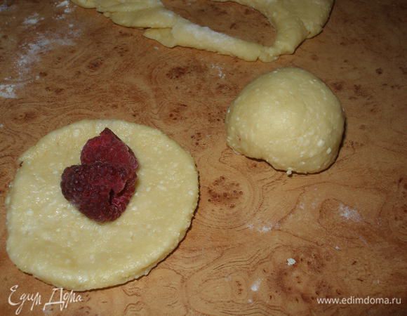 Выложить в центр кружка начинку и сформировать шарик. И так с каждым кружком.