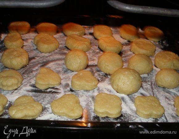 Противень присыпать мукой, выложить пряники. И запекать в хорошо разогретой духовке до 200 градусов 20 минут. До светло-золотистого цвета, тогда они по-настоящему тают во рту. А если передержать немного, то тоже мягкие, но уже не нежные выходят.